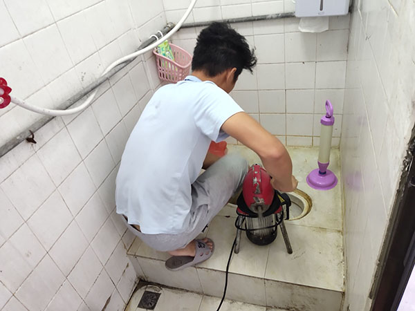 阿拉尔管道堵塞冒臭气 专业师傅现场解决问题