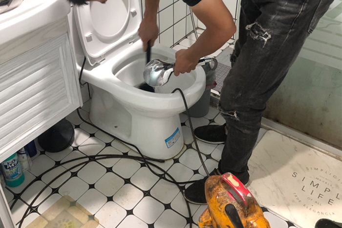 阿拉尔马桶堵塞自己疏通还是找师傅？专业上门服务让你省时更省心